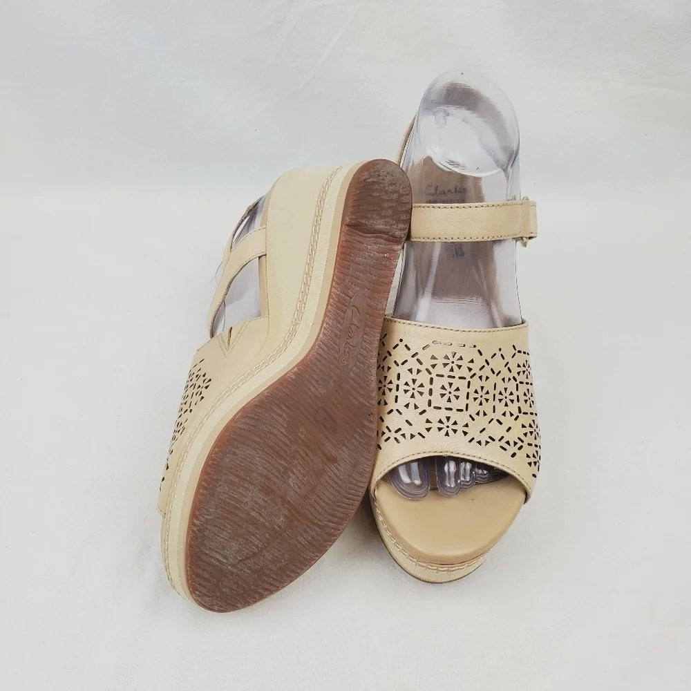 Clarks Collection cream/ tan leather wedge sandals size 8.5 M